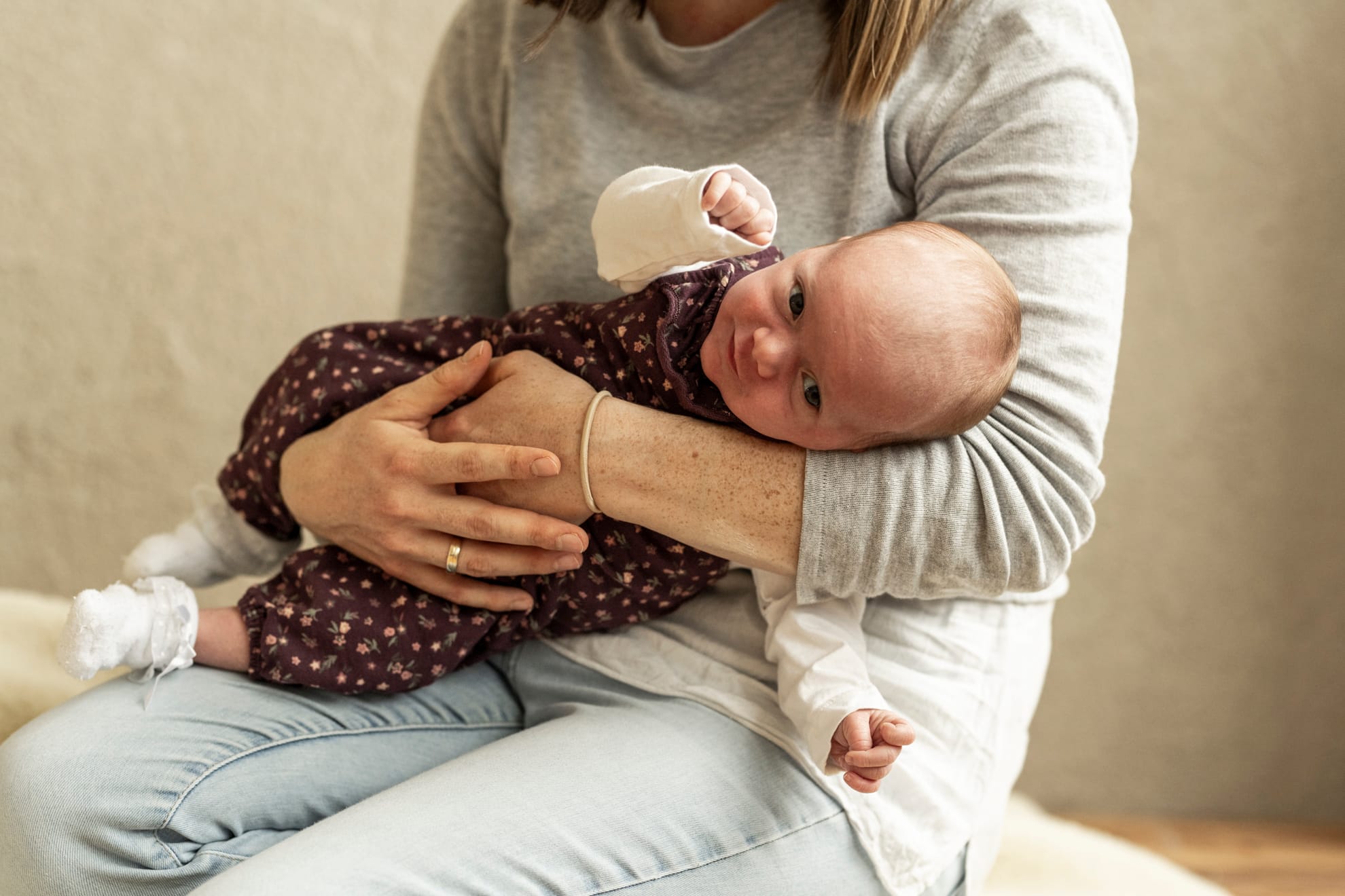 Familienshooting mit einem Neugeborenem im Atelier